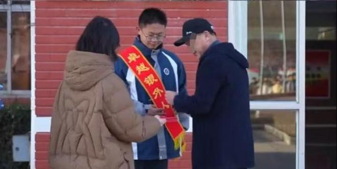 逃生后续来了！网友表示：这嘉奖是不是低了PG电子游戏麻将胡了地震中高中生背起同学