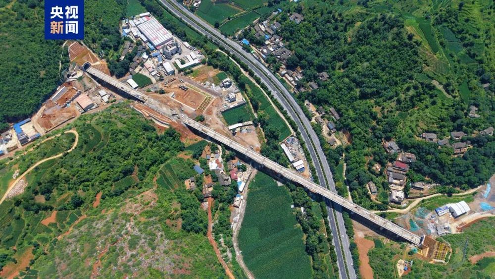 人在高铁上用小型电煮锅？12306回应→PG麻将胡了试玩7点出发｜冲上热搜！有(图2)